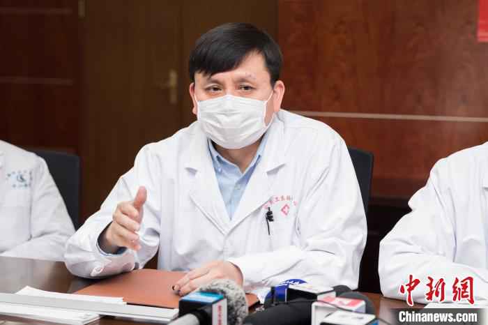 张文宏等专家谈“上海方案”：阻止轻症向重症转化